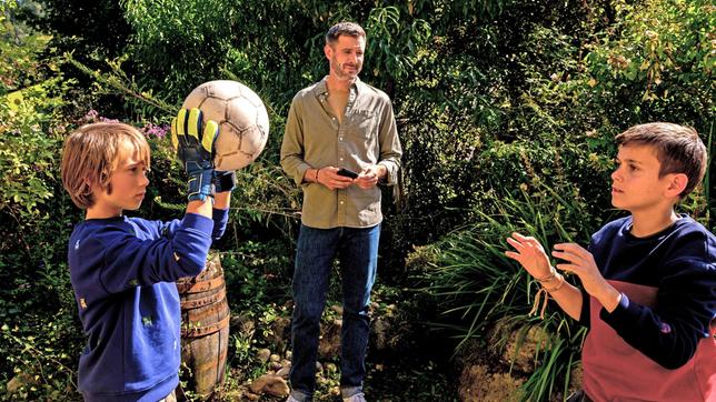 Bild: ARD/Maria Wiesler Kajos (Jochen Schropp, mi.) Söhne Liam (Nils Hofschneider, re.) und Sam (Yann Cosack, li.) verstehen sich super