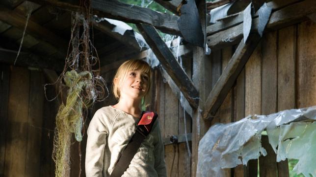 Bild: ARD/SWR/Maria Wiesler Nelly (Jule-Marleen Schuck) ernennt die verfallen Hütte im Wald zum Hauptquartier für sie und ihre Freunde.