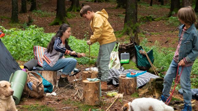 Ronja (Kaya Völkers, links), Liam (Nils Hofschneider, Mitte) und Sam (Yann Cosack, rechts) campen heimlich mit ihren Hunden im Wald.