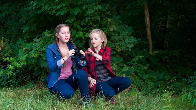 Bild: SWR/Maria Wiesler Uferböschung am See: Greta (Enya Elstner) und Nele (Jule-Marleen Schuck) entdecken Roy Freitag auf dem See.
