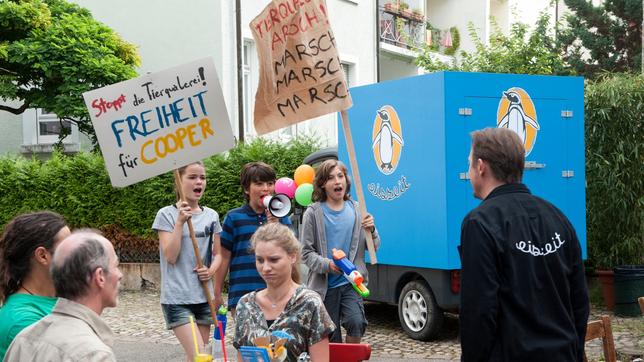 Leo, Linus und Jan demonstrieren gegen Tierquälerei.