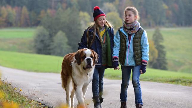 Paulina und Leo mit Bernhardiner Oskar