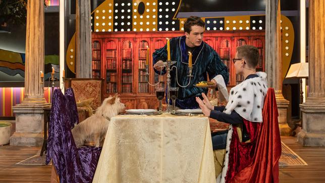 Bild: SWR/Patricia Neligan Caspar Krzysch und Maximilian Ehrenreich spielen eine Szene von "Die drei Königskinder" nach. Film-Tiertrainerin Pamina See hat zuvor den Hund in seine Rolle eingewiesen.