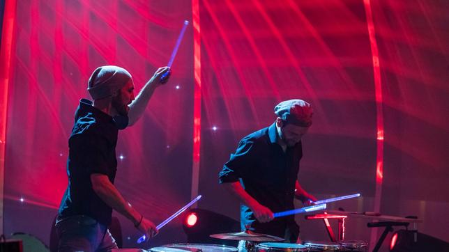 Bild: SWR/Alexander Kluge Das Percussion-Duo "Double Drums", bestehend aus Alexander Glöggler und Philipp Jungk, zeigen hier auf der Tigerenten Club Bühne, warum sie bereits in vielen TV-Sendungen gern gesehene Gäste waren. Mit Ihren leuchtenden Drumsticks sorgen die zwei für den richtigen Beat.