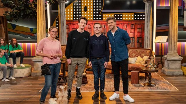 Bild: SWR/Patricia Neligan Die Film-Tiertrainerin Pamina See, die beiden Nachwuchsschauspieler Caspar Krzysch und Maximilian Ehrenreich und Moderator Johannes Zenglein