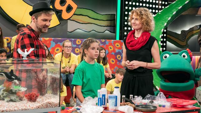 Bild: SWR/Sabine Stumpp Die Umweltaktivistin und Meeresbiologin Dr. Sandra Schöttner, die sich weltweit stark macht für ein Leben ohne Plastik, zeigt Moderator Johannes und den Schulklassen anschaulich, wie viel Müll wir tatsächlich produzieren und was für Auswirkungen das auf unsere Meere hat.
