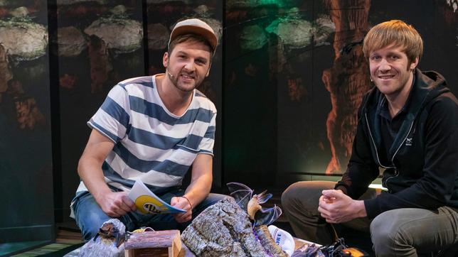 Heute im "Tigerenten Club": der Fledermausforscher Dr. Simon Ripperger vom Museum für Naturkunde in Berlin. Es gibt ganz viel, was man über Fledermäuse noch nicht weiß. Deshalb reist Simon um die Welt und erforscht, wie die faszinierenden Tiere leben, wie sie sich in ihrer Gruppe verhalten - und wie ihr Familienleben funktioniert.