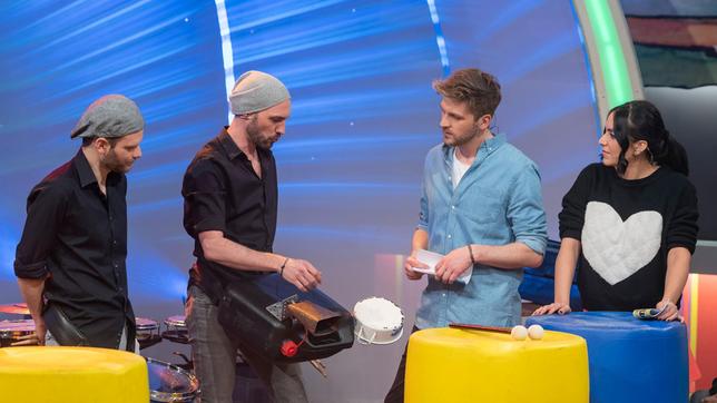 Bild: SWR/Alexander Kluge Instrumente Marke-Eigenbau. Das Percussion Duo Alexander Glöggler und Philipp Jungk führt unseren Moderatoren Johannes Zenglein und Jessica Schöne einen zum Instument umbebauten Platikkanister vor.