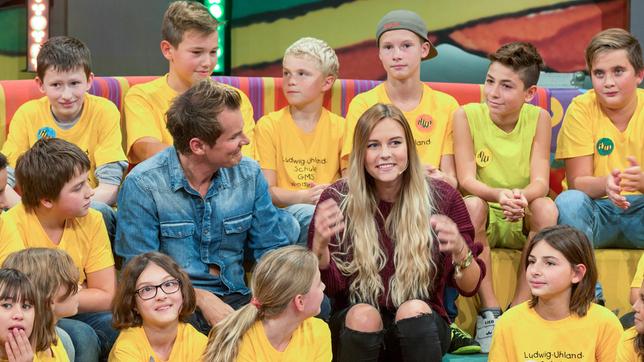 Bild: SWR/Markus Palmer Moderator Malte Arkona mit Internet-Star und Videobloggerin Dagi Bee, Schulklasse: Ludwig-Uhland-Schule, Wendlingen (Tigerenten).