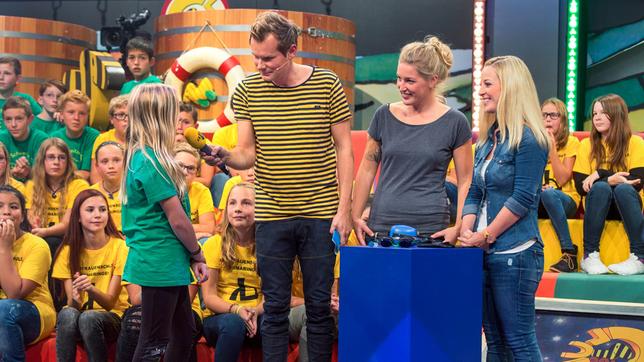 Bild: SWR/Markus Palmer Moderator Malte Arkona mit Yvonne Krüger (re.) und Jenny Ann Byl, Schulklassen: Albert-Schweitzer-Schule, Offenbach (Frösche), Liebfrauenschule Sigmaringen, Siegmaringen (Tigerenten).