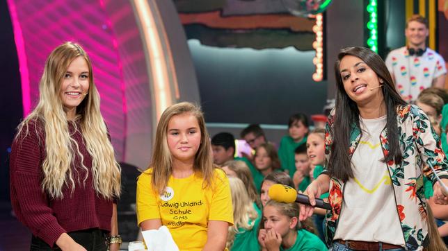 Bild: SWR/Markus Palmer Moderatorin Muschda Sherzada mit Internet-Star und Videobloggerin Dagi Bee, Schulklasse: Ludwig-Uhland-Schule, Wendlingen (Tigerenten).