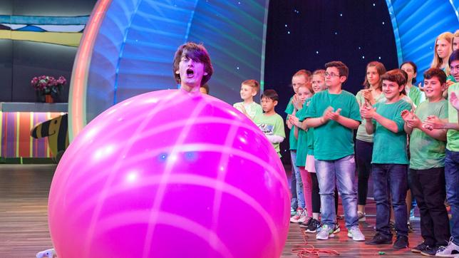 Bild: SWR/Sabine Stumpp Ballonkünstler-Europameister und Weltrekordhalter Tobi van Deisner im Tigerenten Club, Schulklassen: Verbandsgemeinschaftsschule Staig, Staig (Tigerenten), Johann-Wolfgang-Goethe Gymnasium, Germersheim (Frösche).