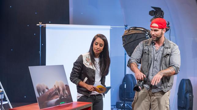 Bild: SWR/Alexander Kluge Benjamin Jaworskyi erklärt Muschda Sherzada, worauf es beim Fotografieren ankommt.
