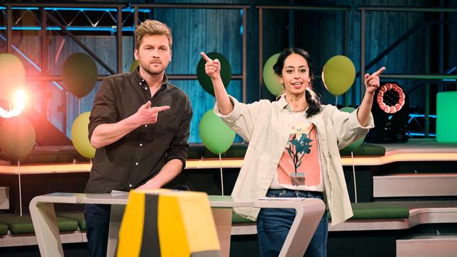 Bild: SWR/Patricia Neligan Bereit für eine Runde Tigerenten Club: Moderatorin Muschda Sherzada und ihr Kollege Johannes Zenglein.