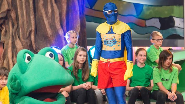 Bild: SWR/Alexander Kluge Captain Krass Nass sorgt mit Günter Kastenfrosch für eine krass-nasse Stimmung bei den Tigerenten Club Sommerspielen.