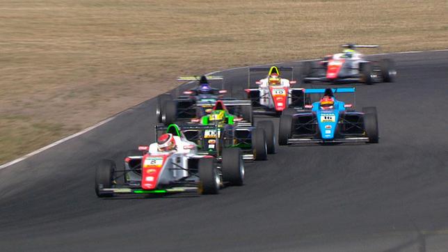 Bild: SWR/Mingamedia GmbH Das letzte Rennen auf dem Lausitzring ist eine Hitzeschlacht auf glühendem Asphalt. Jannes kann seine tolle Form aus den ersten beiden Läufen bestätigen. Dodo muss hingegen harte Kritik einstecken.