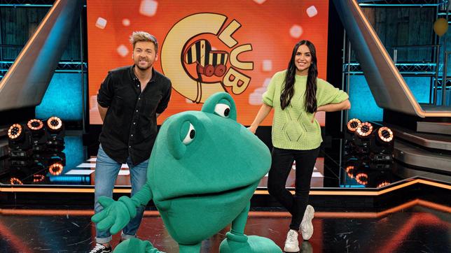 Bild: SWR/Christian Koch Das Moderationsduo Jess Schöne und Johannes Zenglein freuen sich zusammen mit Günter Kastenfrosch auf jede Menge Action, Spaß und und spannende Spiele rund um den goldenen Tigerenten-Pokal.