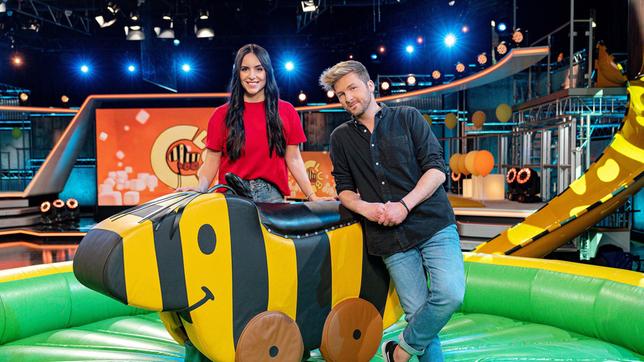 Bild: SWR/Christian Koch Das Moderationsduo Jess Schöne und Johannes Zenglein präsentiert Action, Spaß und jede Menge Spiele im bewegten Wettkampf um den goldenen Tigerenten-Pokal.
