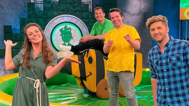 Bild: SWR/Silke Dischinger Das Moderator*innen Duo Amelie Stiefvatter und Johannes Zenglein (re.) haben prominente Unterstützung für Tigerenten und Frösche eingeladen: Die beiden KiKA-Moderatoren Juri Tetzlaff und Malte Arkona (hinten).