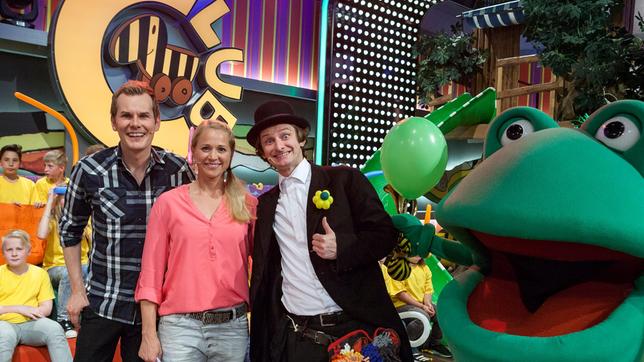 Bild: SWR/Sabine Stumpp Das Modertorenteam Singa Gätgens & Malte Arkona im Gespräch mit Ballonkünstler-Europameister und Weltrekordhalter Tobi van Deisner, Schulklassen: Verbandsgemeinschaftsschule Staig, Staig (Tigerenten), Johann-Wolfgang-Goethe Gymnasium, Germersheim (Frösche).
