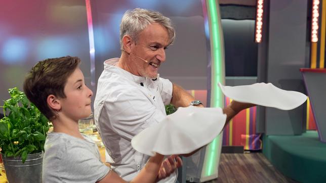 Bild: SWR/Alexander Kluge Das Tigerenten-Studio erfüllt heute der Geruch von leckerer Pizza. Pizza-Weltmeister Umberto Napolitano und sein Pizza-Schüler Max zeigen den Tigerenten und Fröschen wie Pizza-Akrobatik funktioniert. Bei ihrer Show fliegt der Teig im Tigerenten-Studio durch die Luft wie ein Ball.