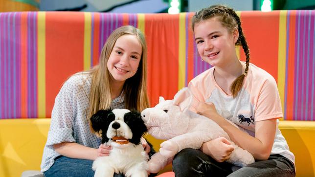 Bild: SWR/Alexander Kluge Die beiden "Tiere bis unters Dach"-Darstellerinnen Tabea Hug und Phillis Lau beantworten im Tigerenten Club Fanfragen und lüften ein paar Geheimnisse aus den neuen Folgen.