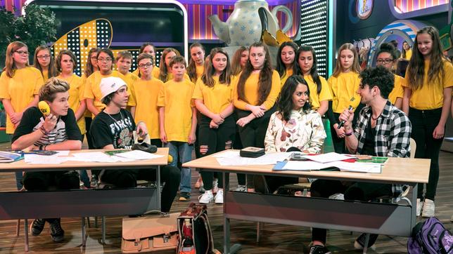 Bild: SWR/Sabine Stumpp Die drei Jungs von der Rockgruppe TIL müssen im Tigerenten Club einige witzige Challenges lösen. Moderatorin Muschda Sherzada passt auf dass Jona, Dennis und Enis dabei nicht schummeln.