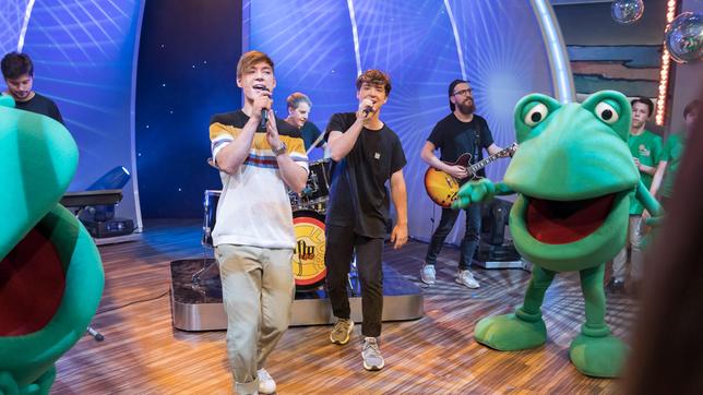 Bild: SWR/Alexander Kluge Die Lochis performen im Studio ihren brandaktuellen Song "Nice, dass du dabei bist".