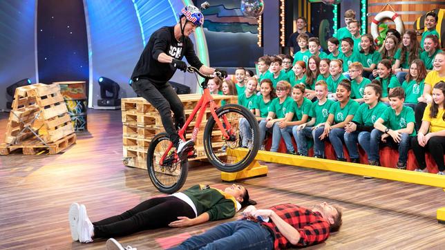 Bild: SWR/Sabine Stumpp Die Moderatoren Jessica Lange und Johannes Zenglein dienen Fabio Wibmer, Freeriding-Experte, als Versuchsobjekte. Ob das gut geht?