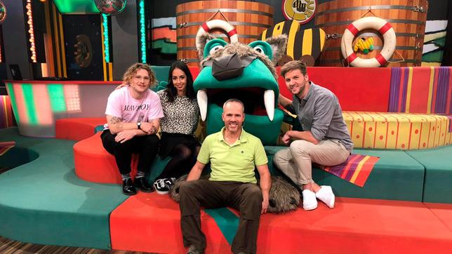 Die Moderatoren Muschda Sherzada Rohs (zweite) und Johannes Zenglein (rechts) mit Club DJ Philip (links) und Gast Derk Ehlert.