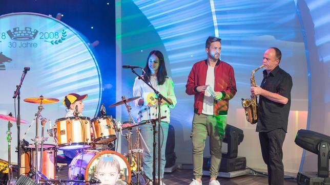 Bild: SWR/Markus Palmer Die Moderatoren Muschda Sherzada und Johannes Zenglein hören gespannt Alexander Zachow und seinem Sohn Aaron zu.