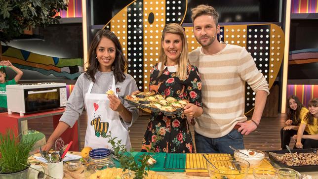 Bild: SWR/Sabine Stumpp Die Moderatoren Muschda Sherzada und Johannes Zenglein mit Food-Bloggerin und TV-Köchin Felicitas Then.