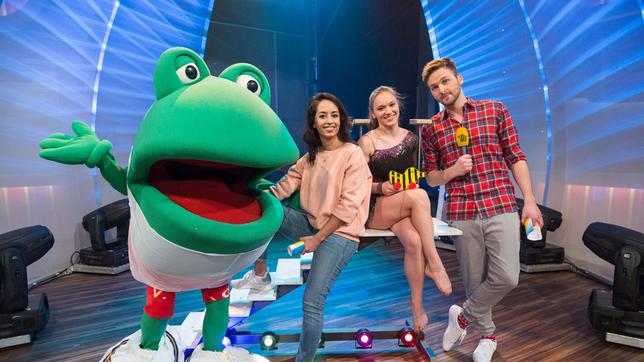 Bild: SWR/Markus Palmer Die Moderatoren Muschda Sherzada und Johannes Zenglein mit Handstand-Artistin Nicole Ster.