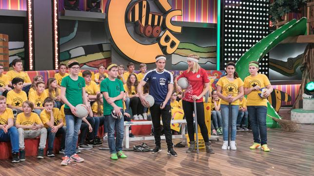 Bild: SWR/Sabine Stumpp Die Teams bereiten sich zusammen mit den beiden Nationalspielern Nadine Cyrannek und Leander Troll auf ihr erstes Quidditch-Spiel vor.