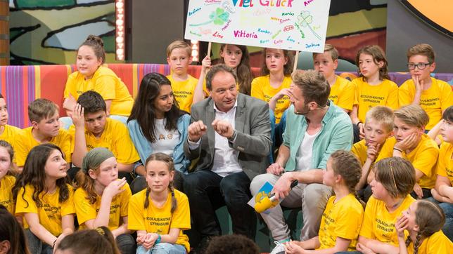 Bild: SWR/Alexander Kluge Die "Tigerenten Club"-Moderatoren Muschda Sherzada und Johannes Zenglein sprechen mit einem der bekanntesten Pfarrer Deutschlands. Wenn Rainer Maria Schießler zum Gottesdienst einlädt, ist die Kirche rappelvoll. Er ist ein Star in München, nicht zuletzt deshalb, weil man ihm seine persönliche Begeisterung für Gott und die katholische Kirche in jeder Sekunde anmerkt.
