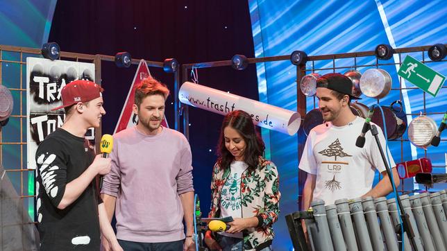 Bild: SWR/Alexander Kluge Die Trash Ton(n)es sind im Tigerenten Club zu Gast. Sie machen Musik mit alten Pfannen, Töpfen und Regentonnen. Den Moderatoren Muschda Sherzada und Johannes Zenglein zeigen sie ihre Instrumente.