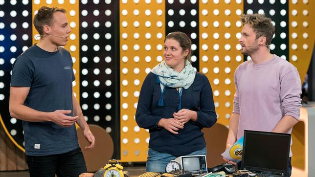 Bild: SWR/Alexander Kluge Elektrospielzeug und Elektrogeräte hat jeder von uns zu Hause - und da kommt ganz schön was zusammen. Aber was machen wir eigentlich, wenn mal etwas kaputt geht und es nicht mehr repariert werden kann? Dann am besten ab zum Recycling damit. Und was da passiert, zeigen die beiden Recycling-Profis Josefine und Lasse von der Technischen Universität Clausthal Moderator Johannes Zenglein.