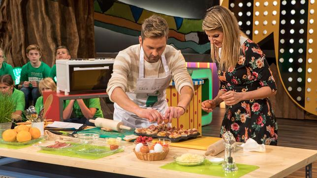 Bild: SWR/Sabine Stumpp Food-Bloggerin und TV-Köchin Felicitas Then zeigt Moderator Johannes Zenglein, wie er sein Frühstück "aufpimpen" kann.