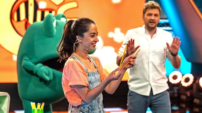 Bild: SWR/Patricia Neligan Geschick und Köpfchen sind wieder gefragt –es ist Zeit für den Tigerenten Club! Das Moderations-Duo Muschda Sherzada und Johannes Zenglein machen sich schon einmal warm für spannende Spiele rund um den goldenen Tigerenten-Pokal.