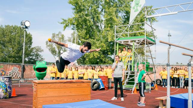 Im Tigerenten Club zeigt Pascal Bueb vom Freerunner-Team Ashigaru Moderator Malte Arkona wie sein Sport funktioniert.