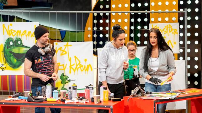 Bild: SWR/Markus Palmer Im Tigerenten-Studio sind heute die Graffiti-Künstler Herakut! Jasmin Siddiqui und Falk Lehmann sind mit ihrer Streetart inzwischen so erfolgreich, dass sie von ihren Bildern leben können. Moderatorin Jessica zeigen sie im Studio, was so alles zu ihrer Ausrüstung gehört. Neben verschiedenen Sprays gehören dazu auch zahlreiche Schablonen und Vorlagen.