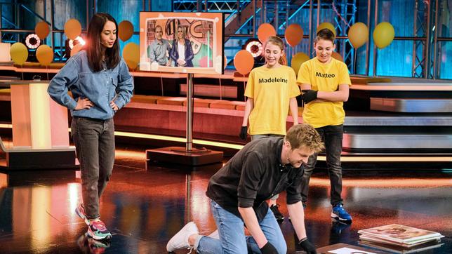 Bild: SWR/Benoit Linder In der Spielearena treten Madeleine (11) und Matteo (13) gegen die Moderatoren Johannes Zenglein und Muschda Sherzada an.