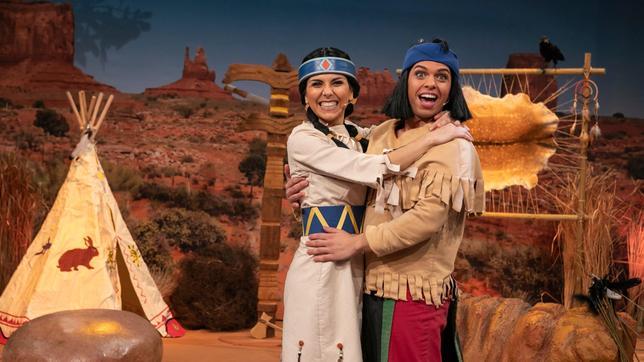 Bild: SWR/Sabine Stumpp Kevin Reichmann und Kristina Willmaser als Indianer in "Yakari"
