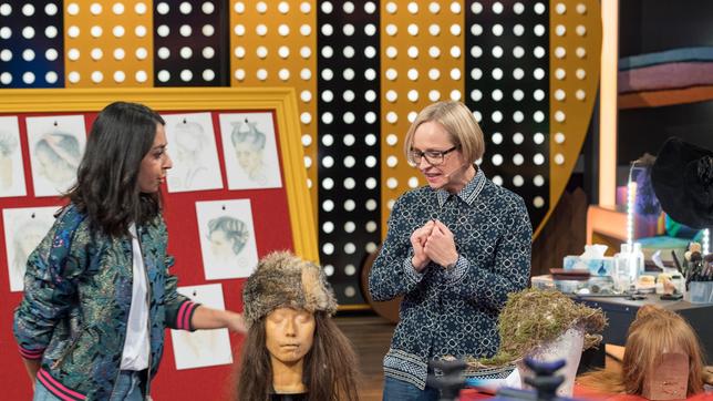 Bild: SWR/Alexander Kluge Maskenbildnerin Katrin Westerhausen zeigt Moderatorin Muschda Sherzada, welche Perücken im Film zum Einsatz kamen.