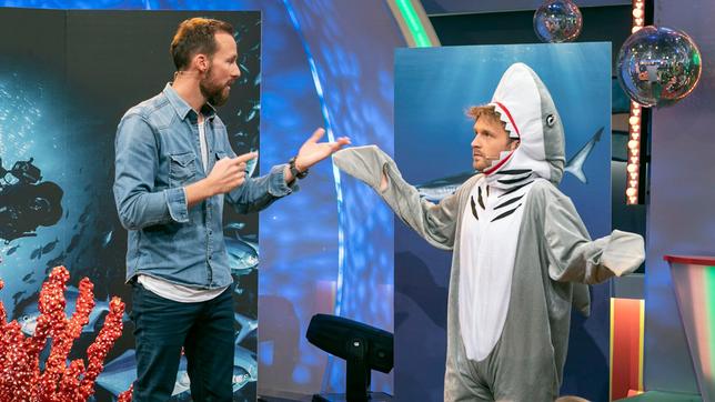 Bild: SWR/Sabine Stumpp Meeresbiologe Robert Marc Lehmann und Moderator Johannes Zenglein im Haikostüm.