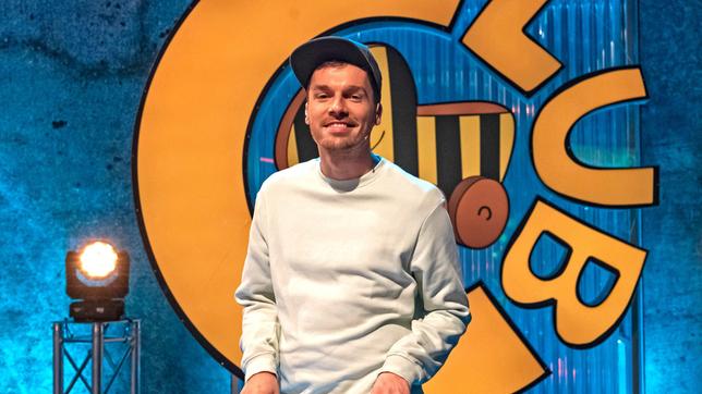 Bild: SWR/Patricia Neligan Mit Musik geht alles besser: Club DJ Max Dehling sorgt beim Tigerenten-Club für den passenden Sound, untermalt spannende Wettkämpfe und kündigt interessante Gäste an.