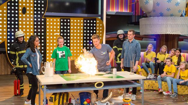 Bild: SWR/Markus Palmer Mithilfe von Trockeneis und Bärlapp-Sporen entsteht eine filmreife Explosionen im Studio - zum Glück ist die Feuerwehr dabei und passt auf, dass nichts schief geht!