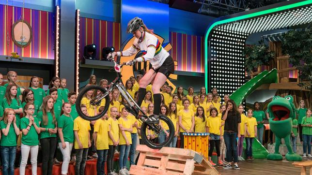 Bild: SWR/Patricia Neligan Die Trial-Bike Weltmeisterin Nina Reichenbach zeigt ihr Können.