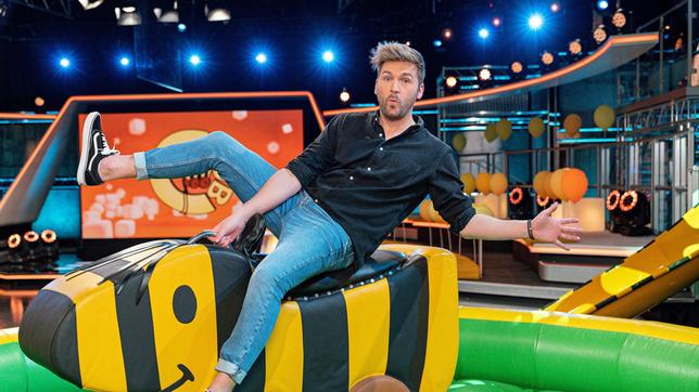 Bild: SWR/Christian Koch Moderator Johannes Zenglein sitzt schon mal Probe auf der alles entscheidenden Rodeo-Ente. Wer sich hier am längsten hält, gewinnt für sein Team den goldenen Tigerenten-Pokal.