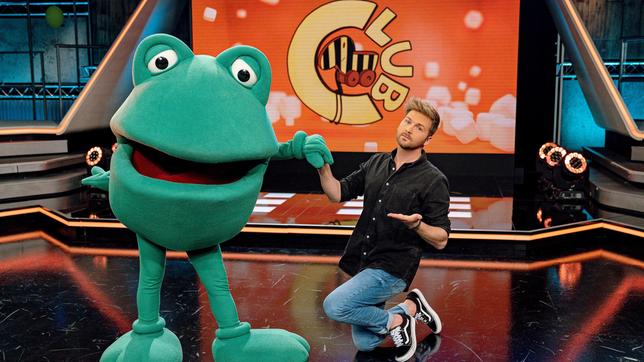 Bild: SWR/Christian Koch Moderator Johannes Zenglein tritt heute mit Günter Kastenfrosch für das Team der Frösche an. Das Publikum erwarten spaßige Spiele und spannende Gäste.
